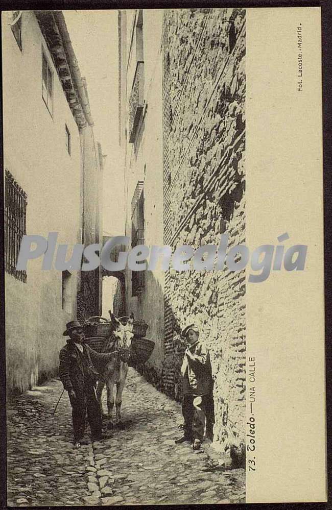 Transeuntes en una calle de toledo