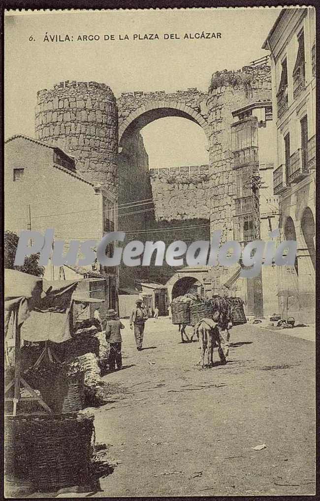 Vista desde la plaza de alcázar de ávila del arco del mismo nombre
