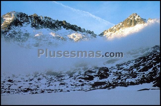 Cuchillar de las navajas y almanzor en la sierra de gredos (ávila)