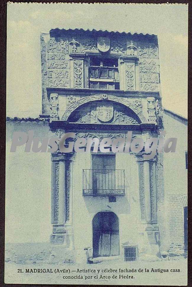 Artística y célebre fachada de la antigua casa conocida por el arco de piedra en el madrigal de las altas torres (ávila)