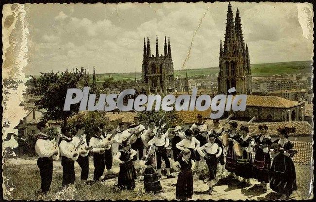 Baile tradicional de burgos con la catedral al fondo