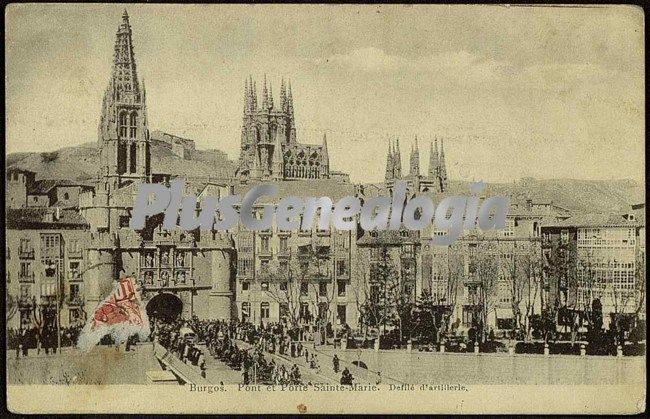 Desfile militar en el puente y puerta de santa maría de burgos