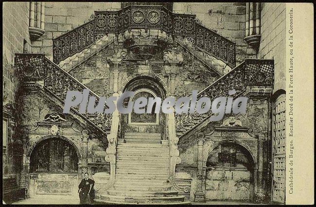 Escalinata dorada de la puerta alta de la catedral de burgos