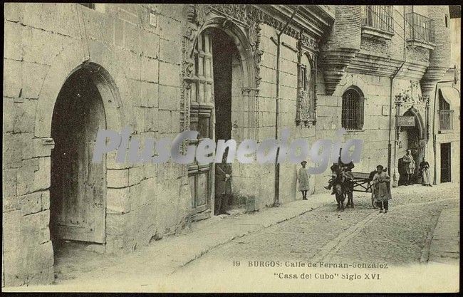 Casa del cubo del siglo xvi en la calle de fernán-gonzález