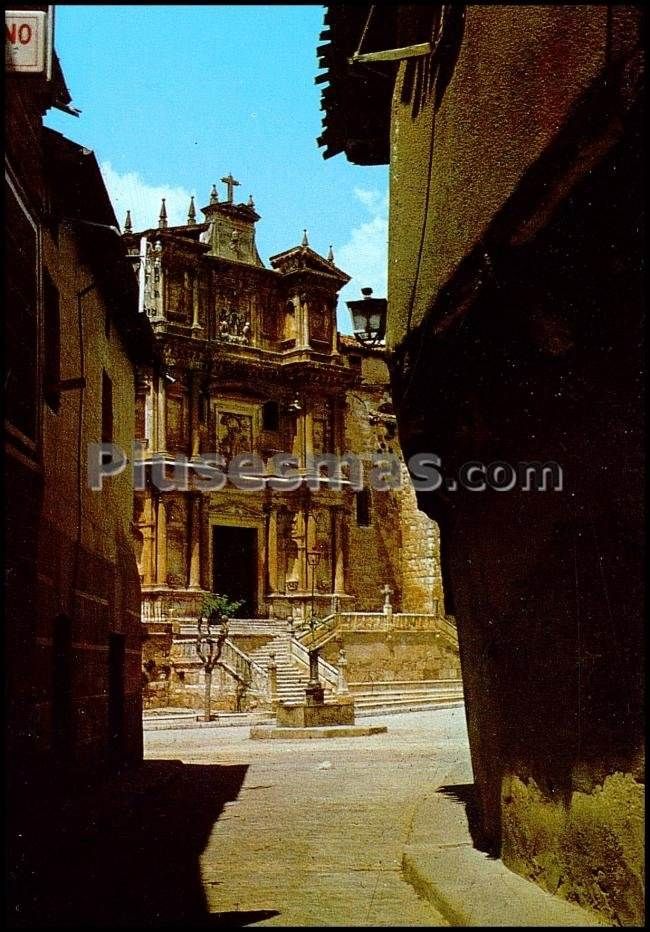 Portada de la iglesia de santa maría en gumiel de izán (burgos)