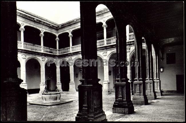 Galería y arcos del patio central en el palacio de avellaneda de peñaranda de duero (burgos)