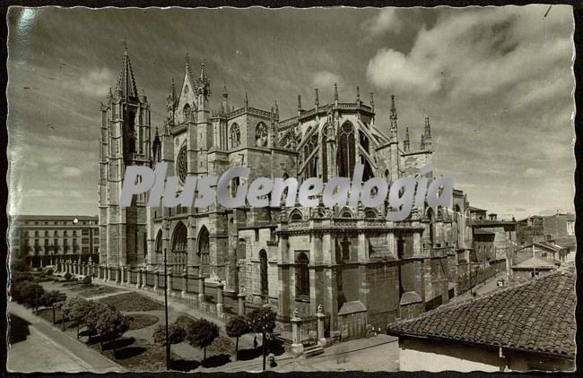 Vista lateral en blanco y negro de la catedral de león