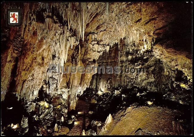 Cuevas de valporquero. entrada a la gran vía (león)