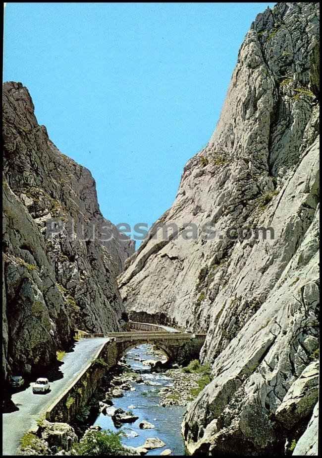 Desfiladero de vegacervera. ruta hacia las cuevas de valporquero (león)