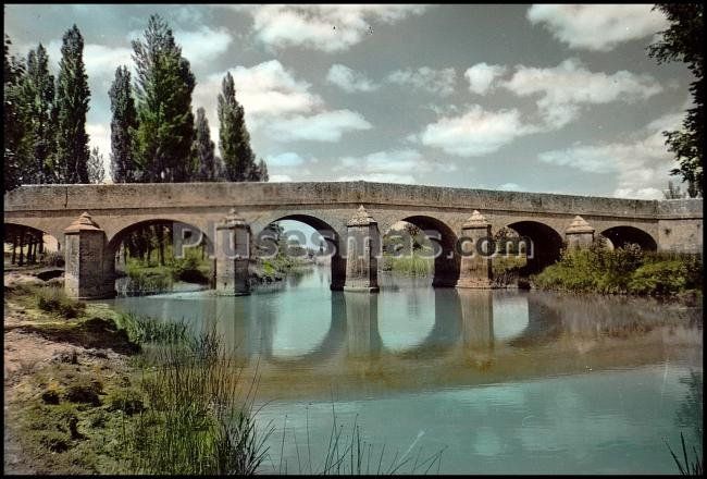 Puente canto sobre el río valdavia a su paso por castrillo de villavega (palencia)