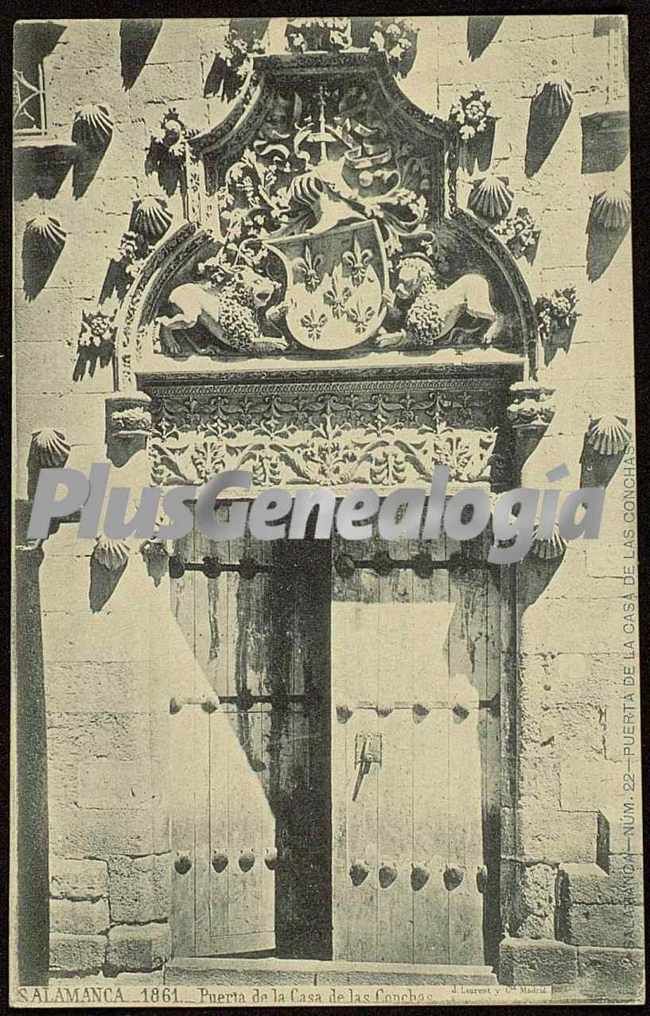 Puerta de la casa de las conchas de salamanca