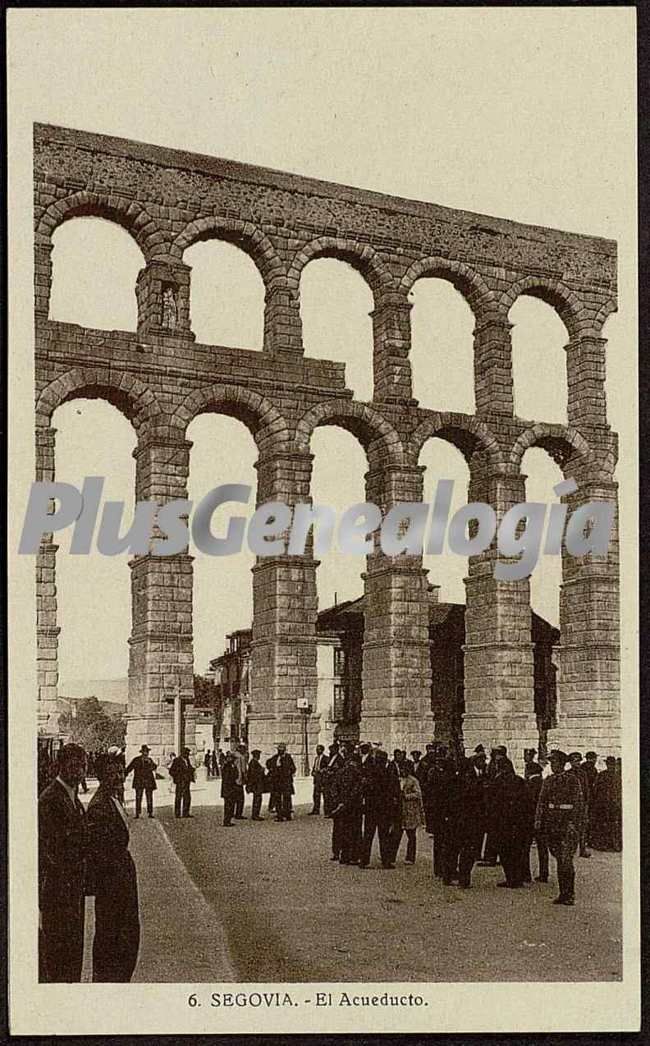 Gente de segovia bajo el acueducto