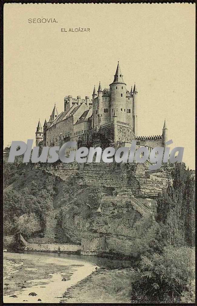 Vista desde abajo en blanco y negro del alcázar de segovia