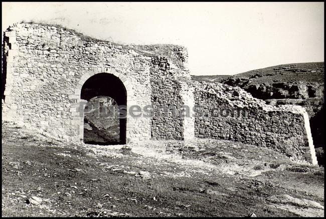 Puerta de la fuerza de las antiguas murallas en sepulveda (segovia)