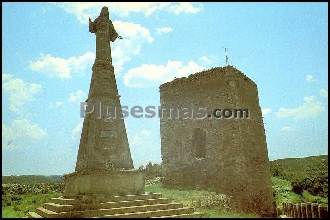 Monumento al sagrado corazón de jesús y castillo en arcos de jalón (zaragoza)