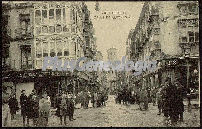 Calle de alfonso xii de valladolid con lugareños pasenado