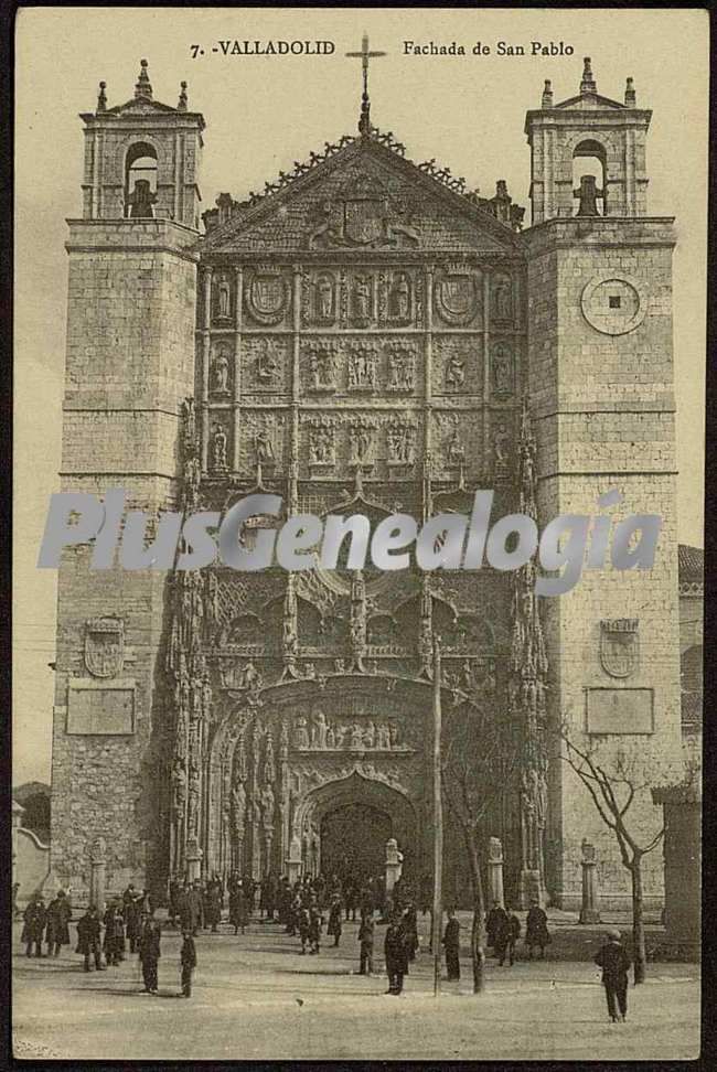 Vista vertical en blanco y negro de la iglesia de san pablo de valladolid