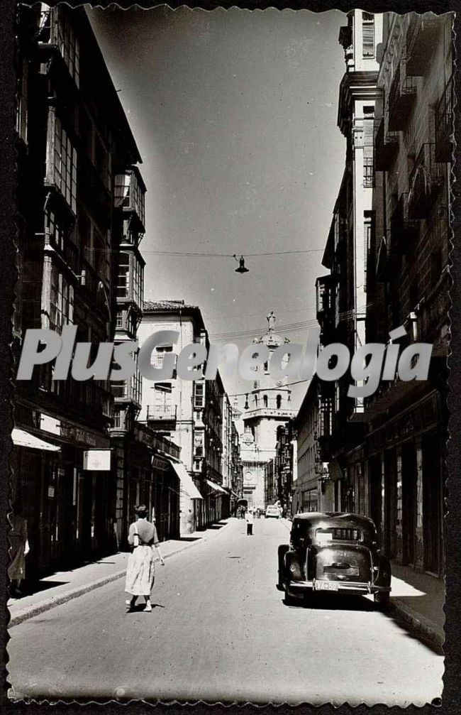 Una calle de valladolid en blanco y negro