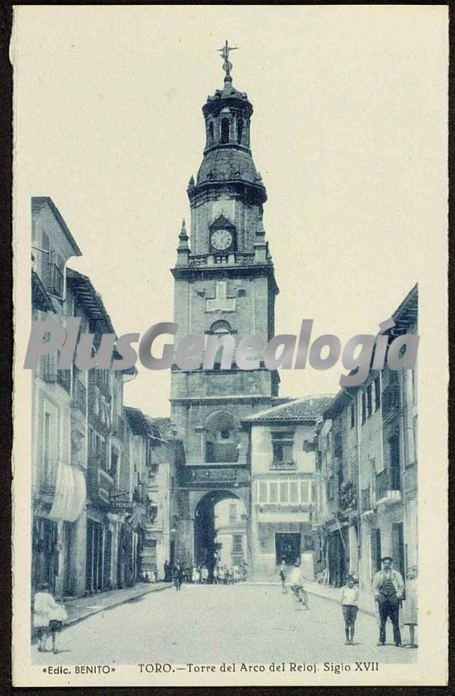 Torre del arco del reloj del siglo xvii de toro (zamora)