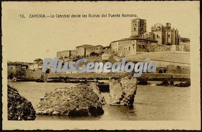 La catedral de zamora vista desde las ruinas del puente romano