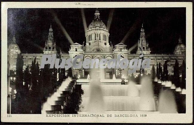 El palacio nacional de Montjuic en Barcelona (1929) de noche