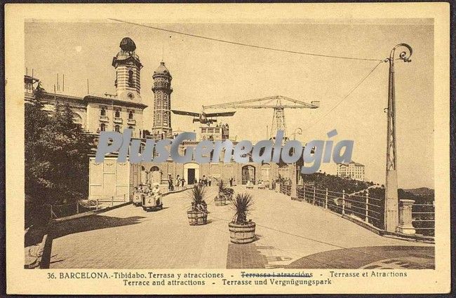 Terrasa y atracciones en el Tibidabo en Barcelona