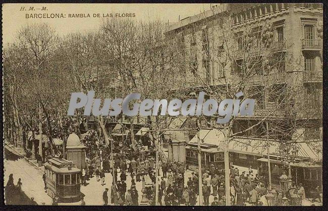 Afluencia de gente en la Rambla de las Flores en Barcelona