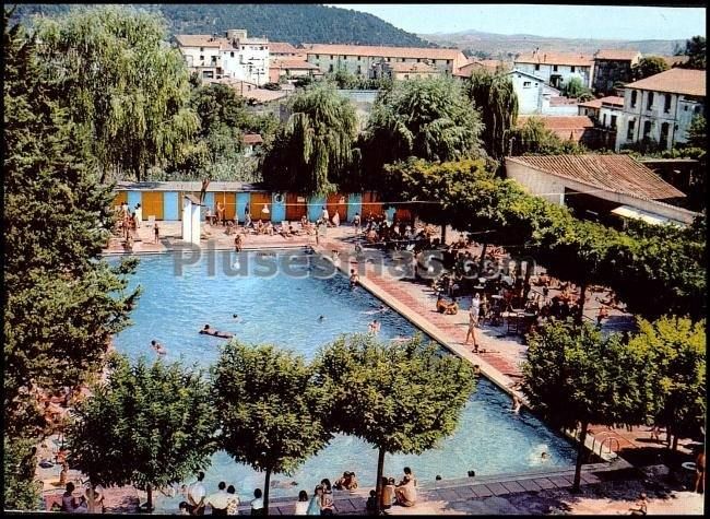 Piscina azul en Capellades (Barcelona)