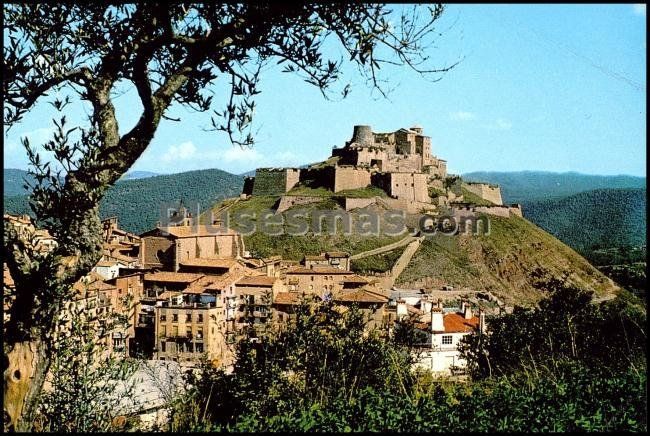 Vista parcial y Castillo de Cardona en Barcelona