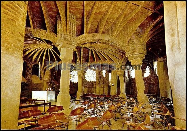 Interior de la Cripta de la Colonia Güell en Barcelona
