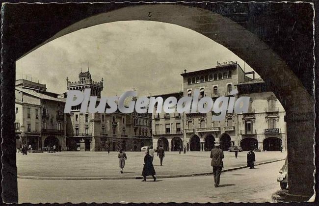 Vista bajo el arco de la Plaza en Vich (Barcelona)