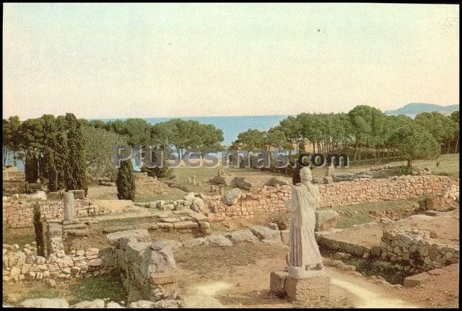 Centro religioso de emporión, en primer término, estatua de esculapio en ampurias (gerona)