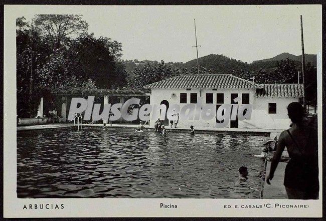 Gente en la piscina de arbucias (girona)