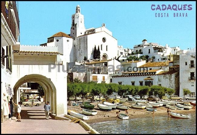 Port - alguer e iglesia en cadaques (gerona)