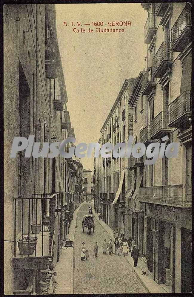 Vista vertical de la calle ciudadanos de girona