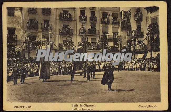 Baile de gigants en olot (girona)