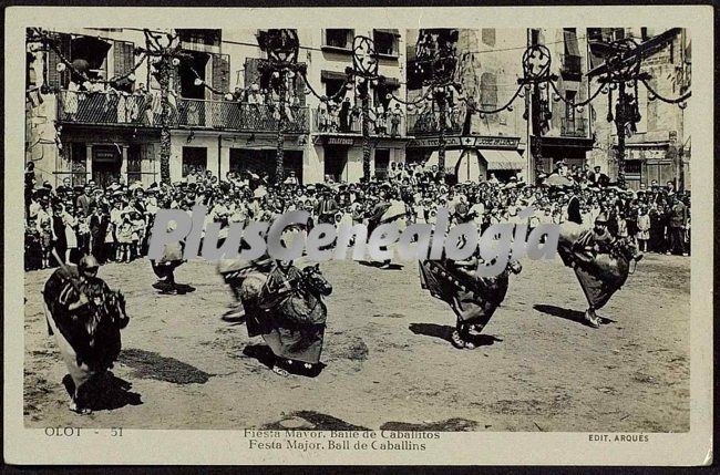 Fiesta mayor. baile de cabezudos en olot (girona)