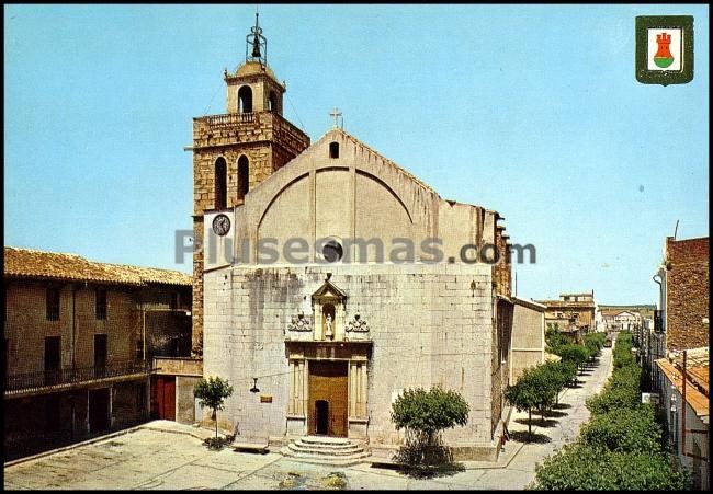 Plaza de la iglesia y paseo en vidreras (gerona)