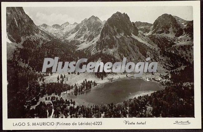 Vista total del lago de san mauricio del pirineo de lleida