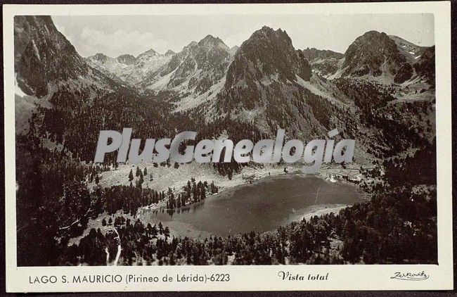 Vista total del lago de san mauricio del pirineo de lleida