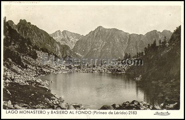 Lago monastero y basiero al fondo en el pirineo de lérida (lleida)