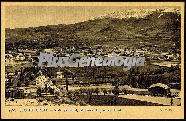 Vista general de seo de urgel (lleida) y al fondo sierra de cadí