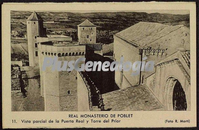 Vista parcial aerea de la puerta real y torre del prior de poblet (tarragona)