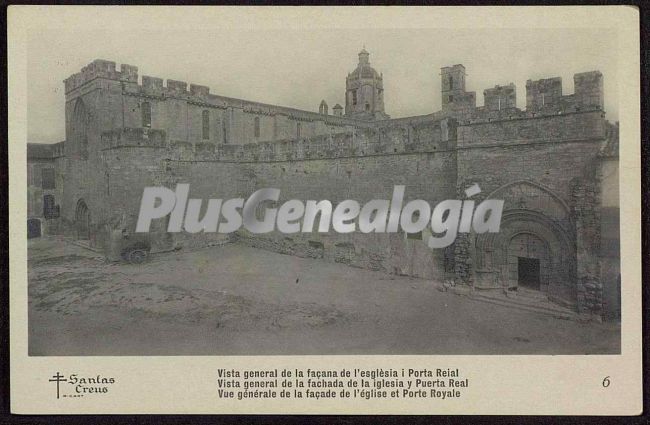 Vista general de la fachada de la iglesia y puerta real de santa creus (tarragona)