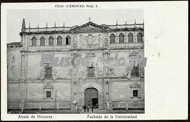 Fachada de la universidad de alcalá de henares (madrid)