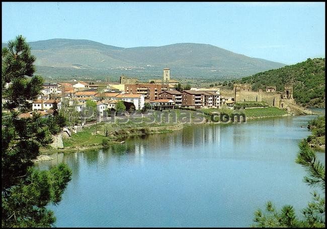 Río Cigüeñela y vista parcial de Buitrago de Lozoya (Madrid)