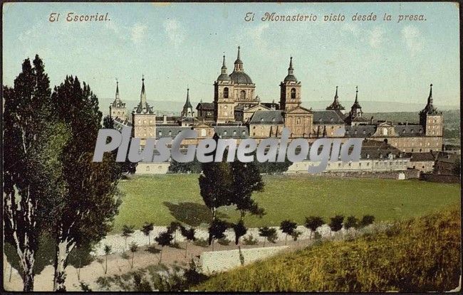 El monasterio de El Escorial visto desde la presa (Madrid)