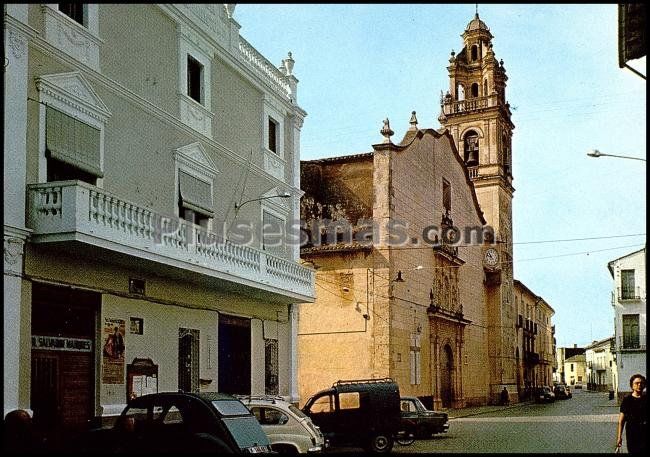 Plaza del caudillo con el ayuntamiento e iglesia en guadasuar (valencia)