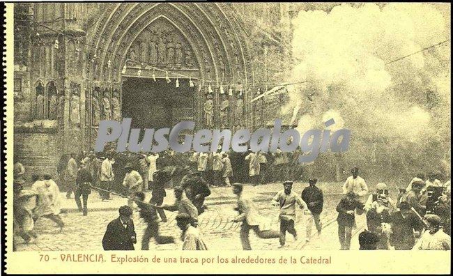 Explosión de una traca por los alrededores de la catedral en valencia