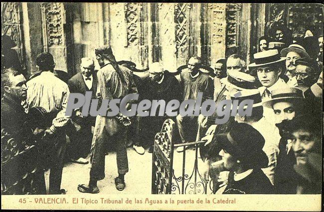 El típico tribunal de las aguas a la puerta de la catedral de valencia